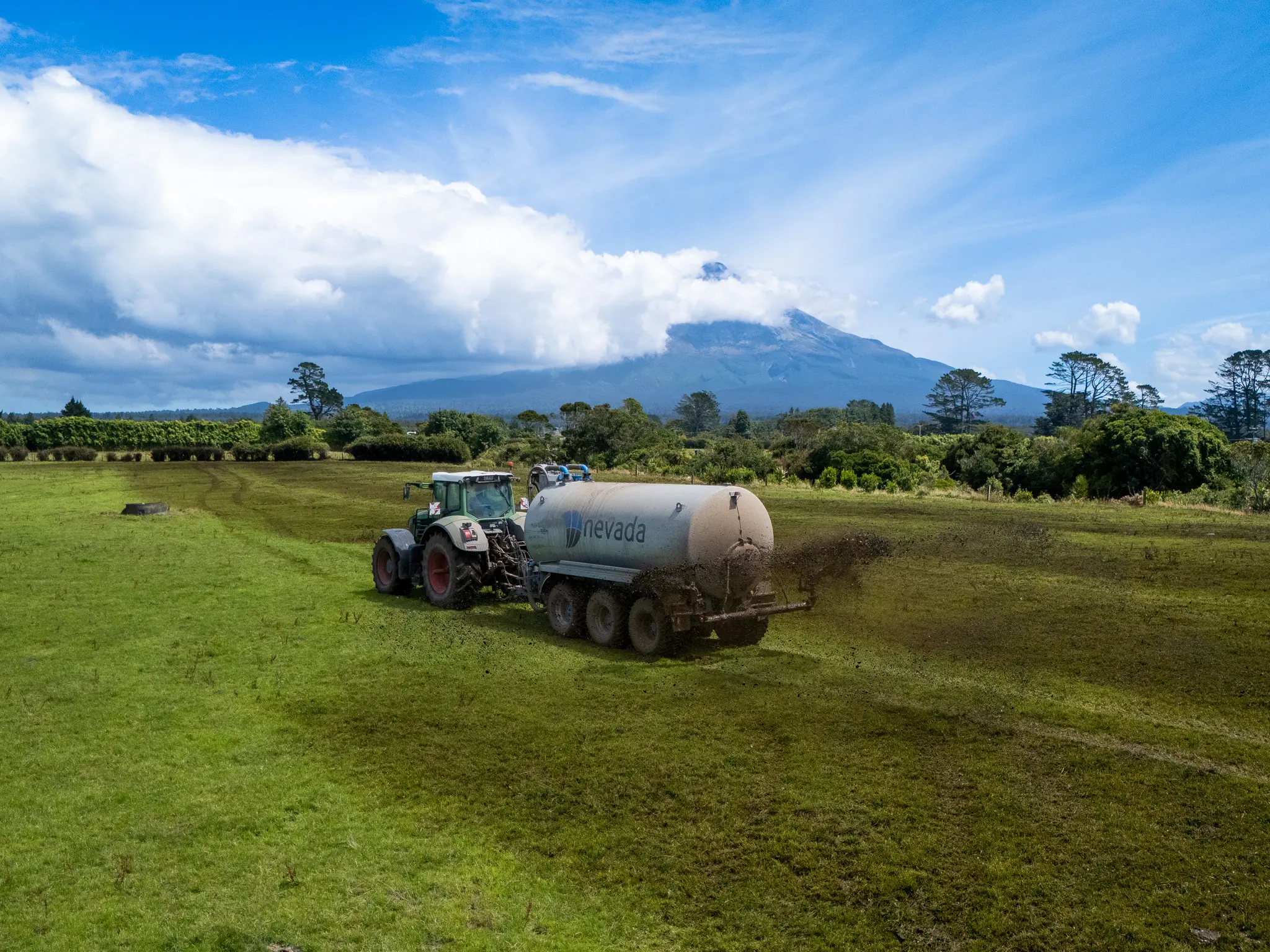 Ross’ Slurry Tanker Does It All! 1 Nevada Effluent Tanker spreading in Taranaki NZ