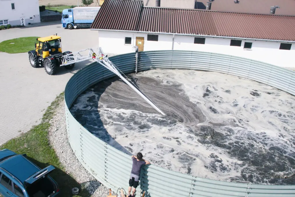 How to Stir an Above Ground Tank 3 Stirring an above ground effluent tank with a nevada PTO Stirrer