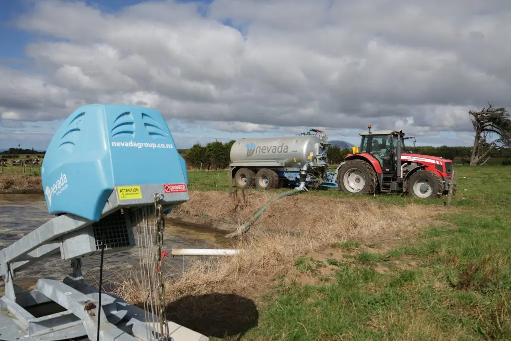 Making Dairy Effluent Work Harder on Farm | Peter Denham 1 Dairy effluent Slurry Tanker - electric Pond Stirrer