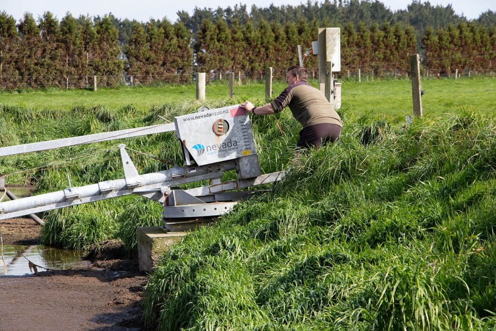 Electric vs PTO Systems: Pros and Cons for Dairy Farm Effluent Management 2 Cameron Johnson, rotating his Nevada Electric Stirrer to shore.